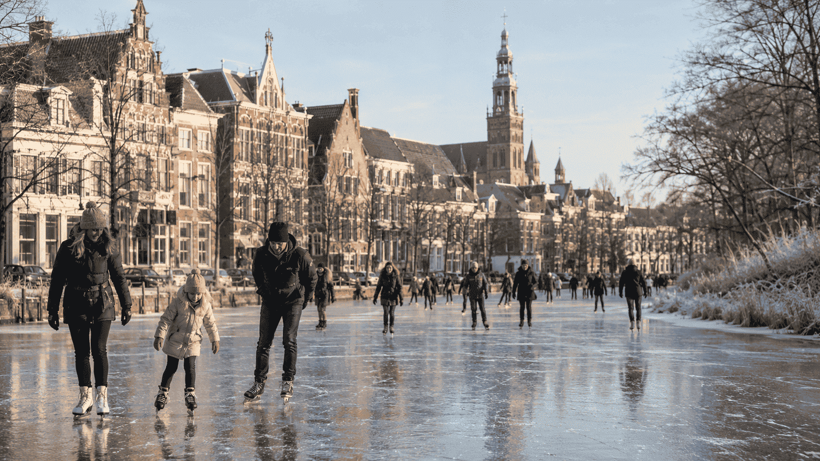 Schaatsende mensen op bevroren gracht