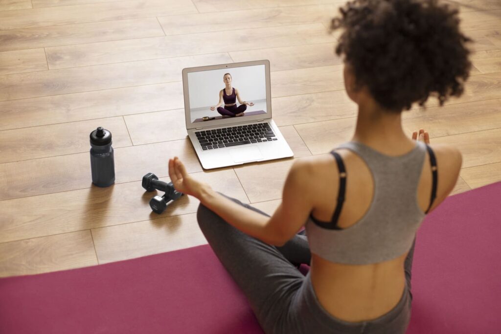 Vrouw die online yoga doet