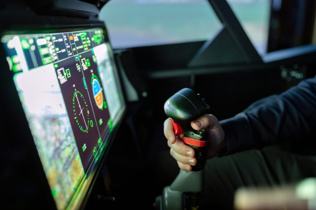 Cockpit met simulatie-instrumenten en joystick tijdens een vlucht in een flight simulation game
