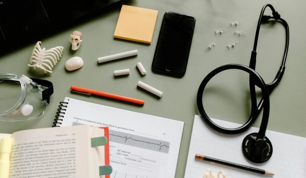 Stethoscoop, medisch studiemateriaal en anatomische modellen op bureau