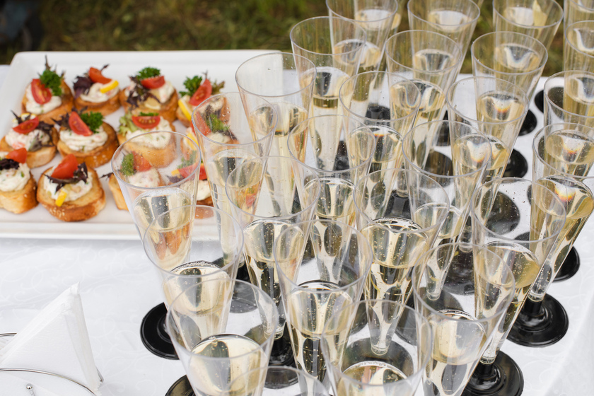 Champagneglazen en hapjes op tafel voor een feest, bruiloft of evenement.
