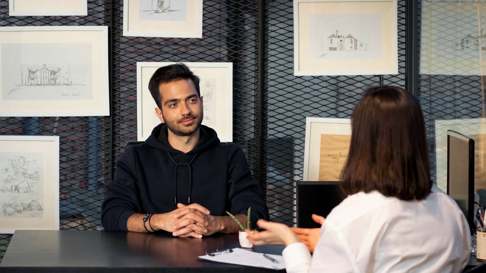Sollicitatiegesprek voor tijdelijk werk vinden met kandidaat en recruiter aan tafel
