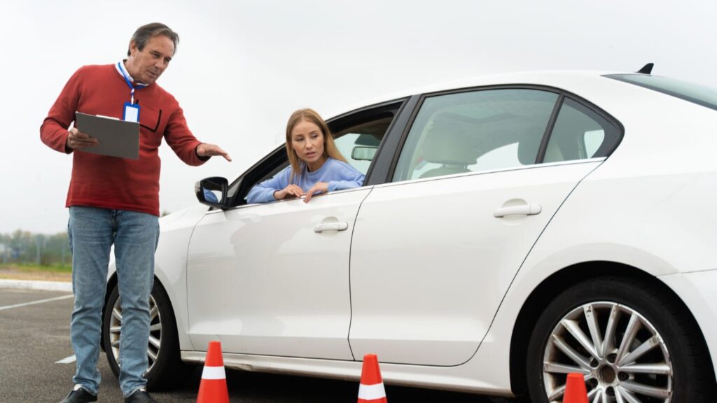 Rijinstructeur begeleidt leerling bij parkeren tijdens rijles met angst in het verkeer