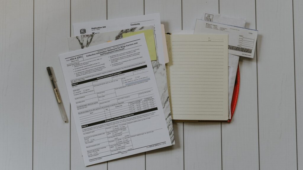 Papieren en formulieren voor administratie zzp’er overzichtelijk op tafel met pen en notities