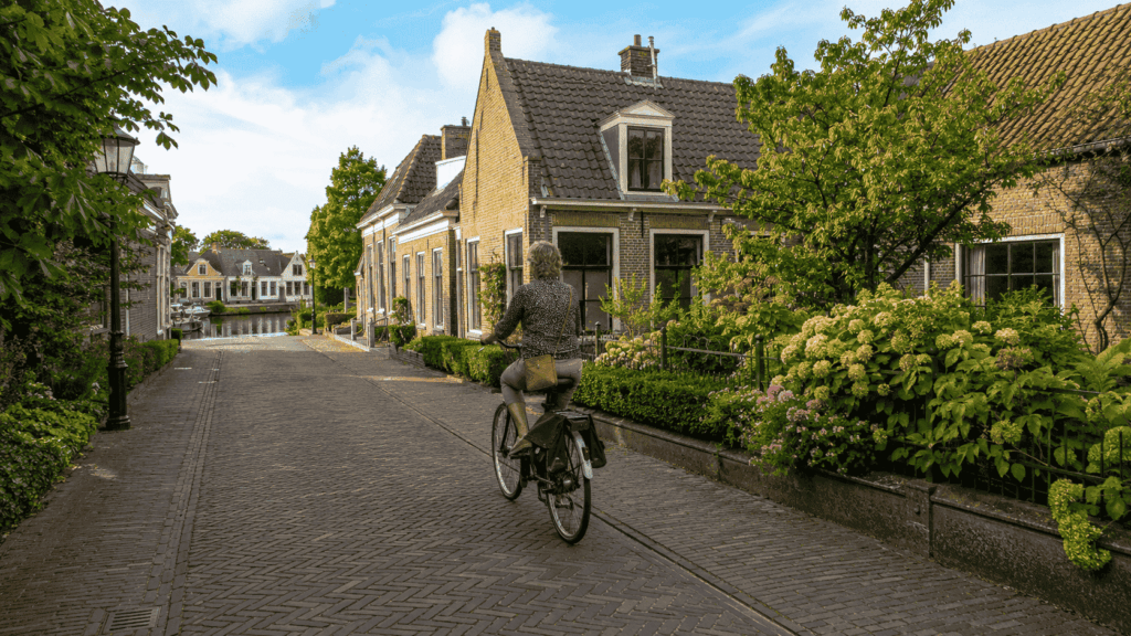 Vrouw fietst een fietsroute door een dorpskern