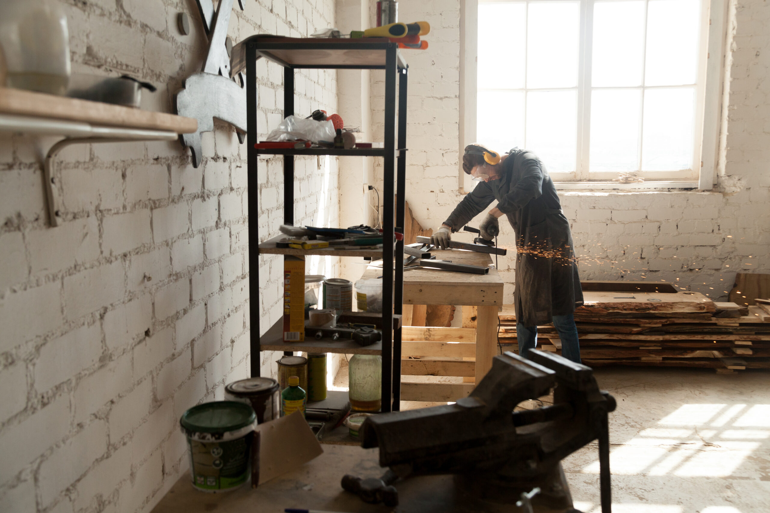 Man werkt in garage
